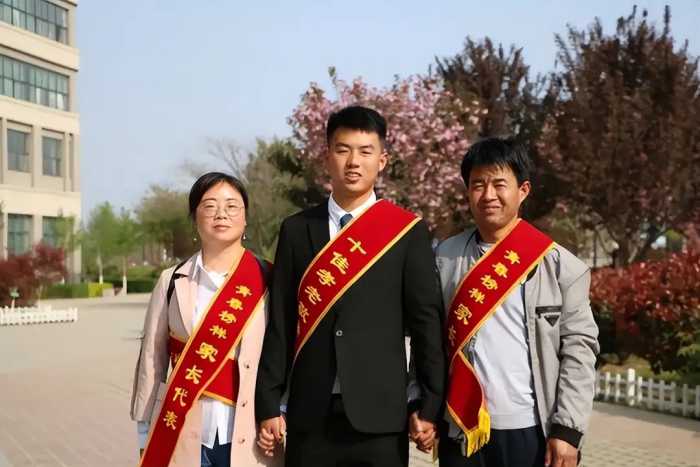 反转！24岁大专生国企副总刘文欢后续：父母照片曝光，事情不简单